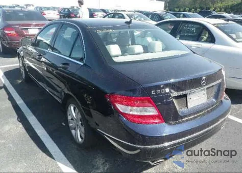 2009 Mercedes-Benz C300 z USA, uszkodzony, nr VIN WDDGF54XX9F240318